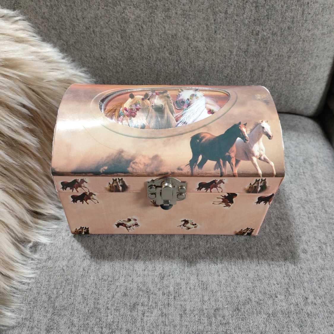 Rosa smyckeskrin med hästmotiv