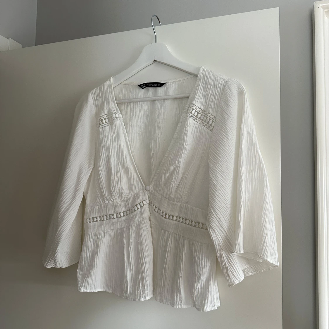 Vit blus med spetsdetaljer från Zara