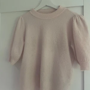 Ljusrosa stickad tröja Vero Moda - Supersöt ljusrosa stickad tröja från Vero Moda i storlek M