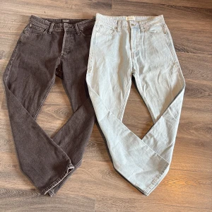 2 par Jack & Jones jeans, relaxed fit - Två par jeans från Jack & Jones, båda i relaxed fit-modellen Chris. Ett par är ljusblåa och det andra är svarta. Klassisk femficksdesign och raka ben. Perfekta för dig som gillar en avslappnad och bekväm stil. Tillverkade i slitstarkt bomullsjeansmaterial. De svarta är använda cirka 8 gånger och de blå är aldrig använda endast provade. Båda är i storlek 29/30. Går att köpa de individuellt om man vill, pris går att diskutera. Hör av dej om du vill ha fler bilder eller annan fundering 