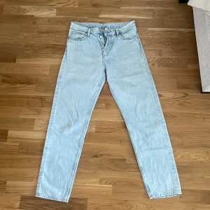 Weekday ljusblå tapered jeans W29 L32 - Säljer ett par ljusblå jeans från Weekday i modellen Barrel Relaxed Tapered. Jeansen har klassisk femficksdesign, hög midja och avsmalnande ben. Tillverkade i bomull och perfekta för en chill och trendig look.