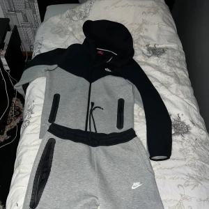 Nike tech fleece (tröja & byxa) - Hej jag säljer min Nike tech luvtröja-Vitt/grå/Rosa då jag har slutat använda den. Har cirka använt den 10 gånger. 8/10 i skick