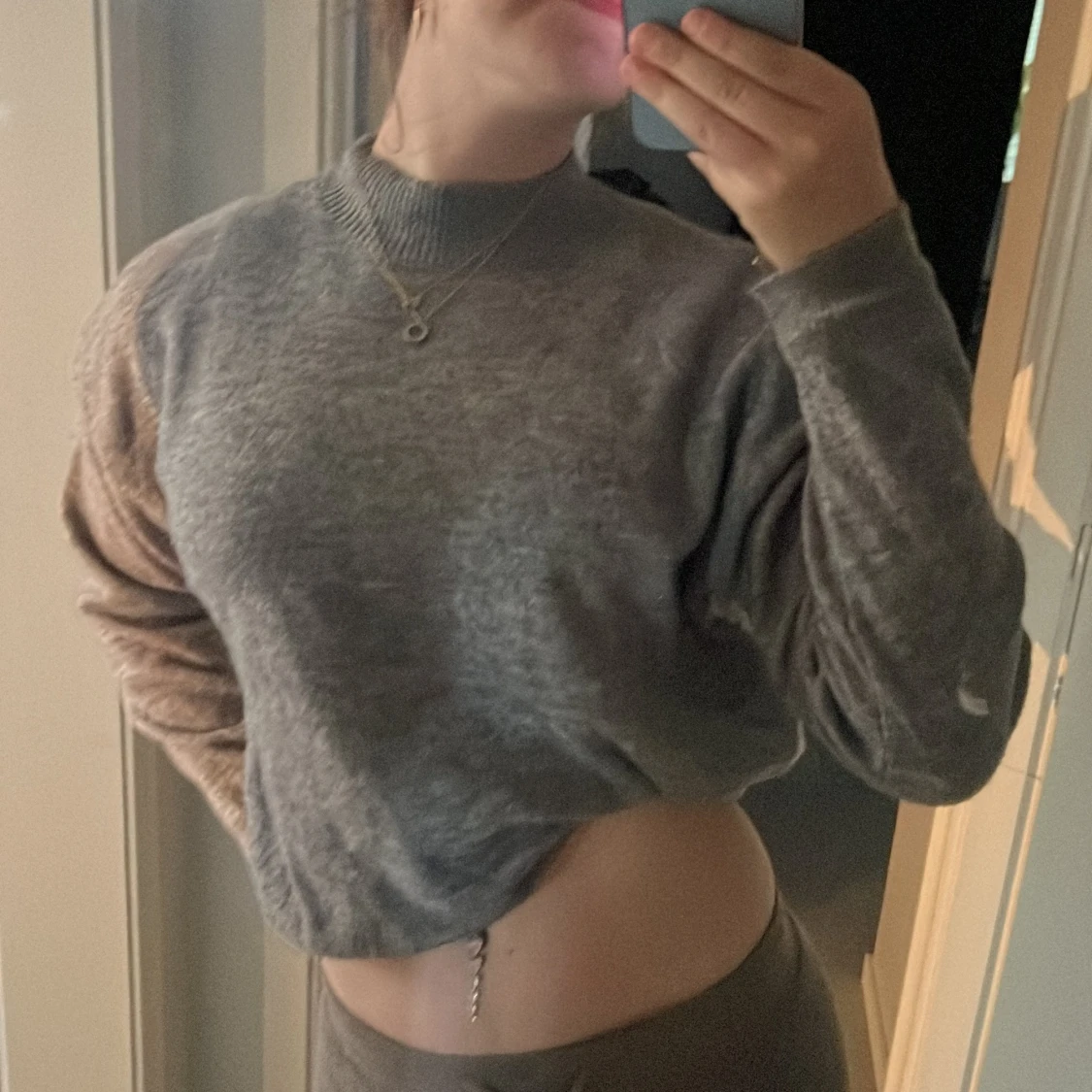 Grå stickad tröja med ribbad krage