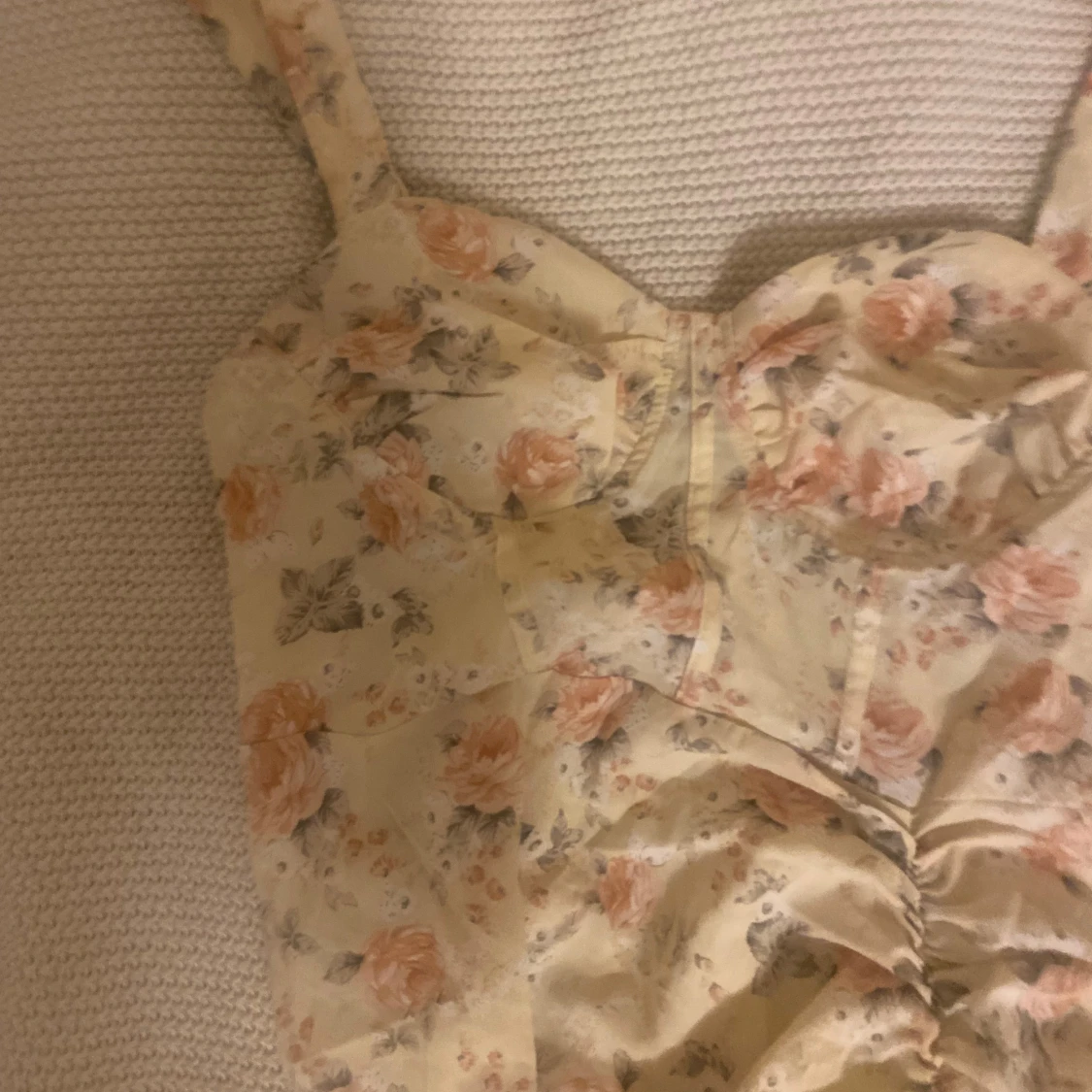 Blommig ljus kortklänning med rynk - 1