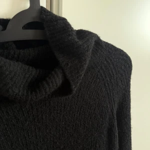 Polotröja  - Stickad polotröja med oversized krage