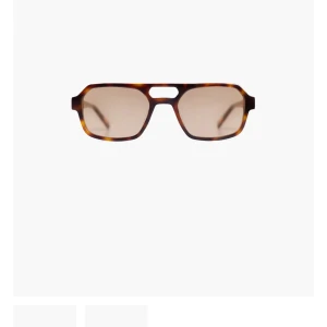 Bruna solglasögon Corlin Eyewear - Solglasögon från Corlin Eyewear med brunmelerad båge i klassisk fyrkantig form och bruna tonade glas. Kommer med originalfodral och tygpåse. Nypris 1200 