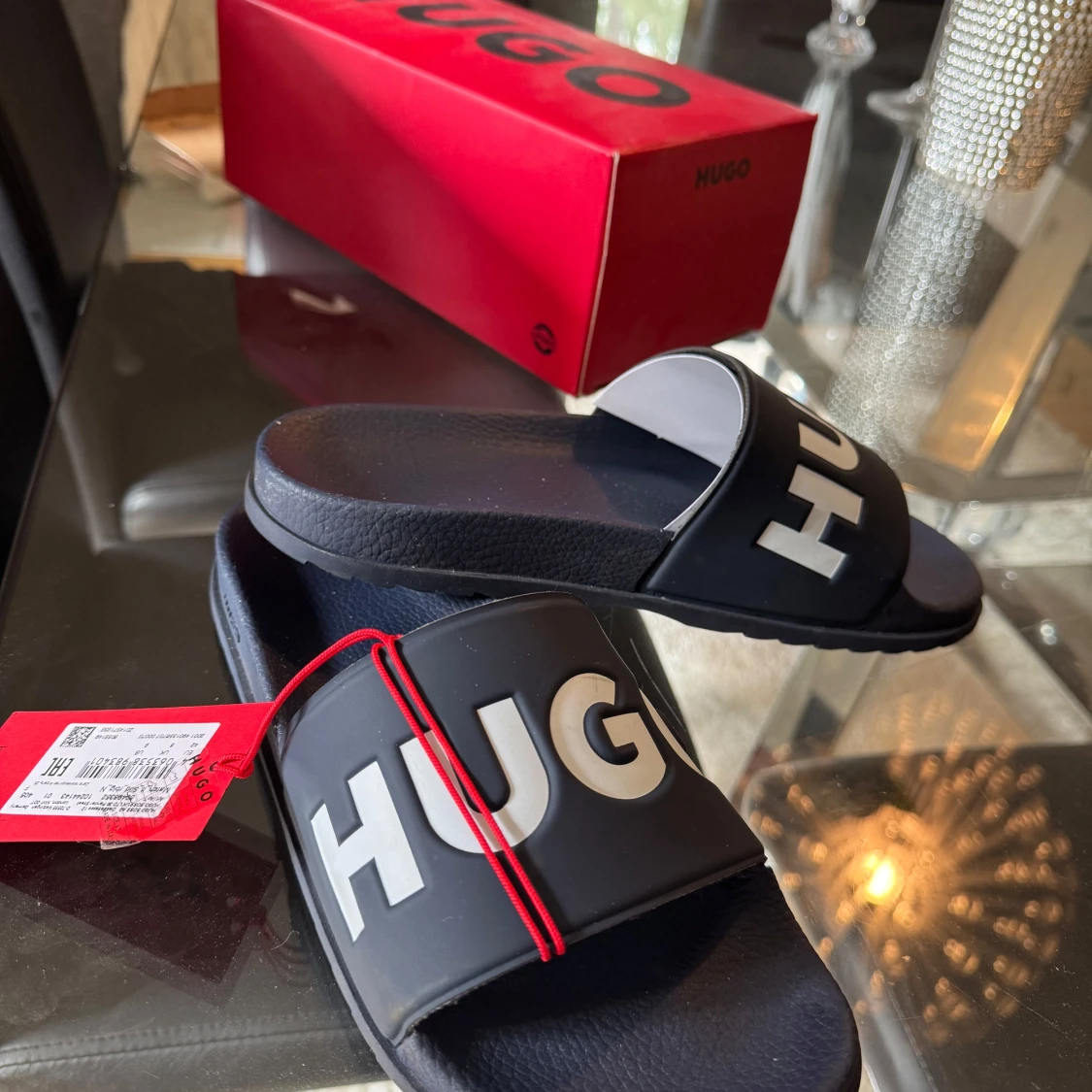 Marinblå badsandaler från Hugo