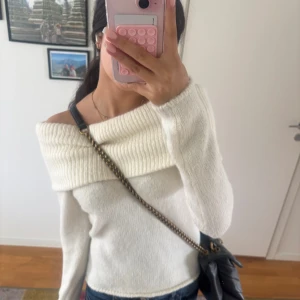 Offshoulder vit stickad tröja - Superfin offshoulder stickad tröja i mjuk vit ullmix. Aldrig använd så i nytt skick💕