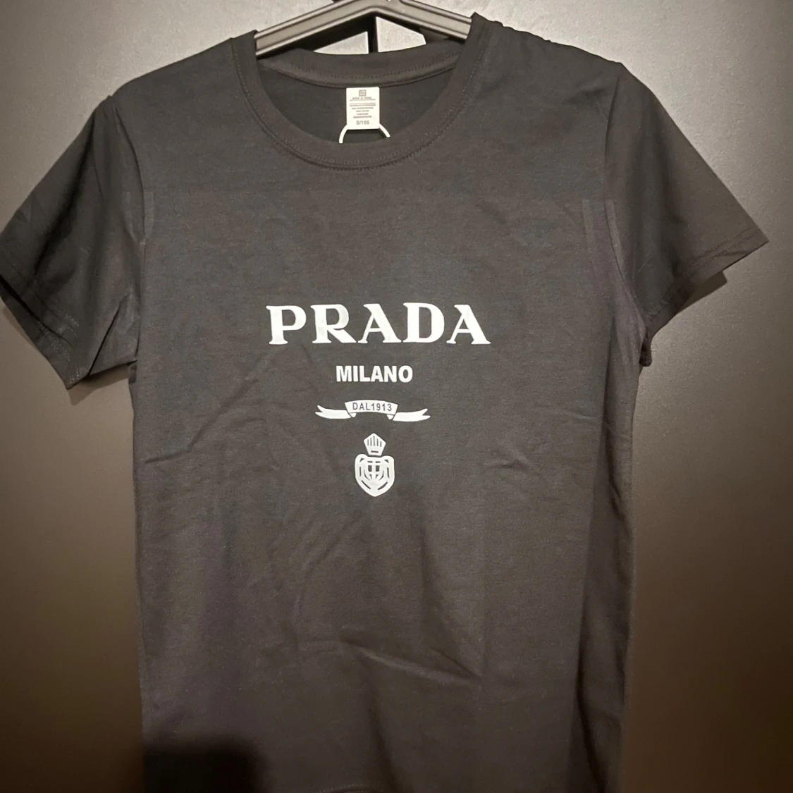 Svart t-shirt från Prada Milano