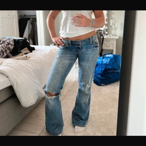 Lågmidjade bootcut jeans blå - Säljer ett par supersnygga blå jeans med låg midja och bootcut-modell. Bilderna är lånade. Köpte på vinted men säljer då de tyvärr inte passade mig. Midjemåttet är ca 40 och innebenslängden ca 83 cm. ❤️❤️