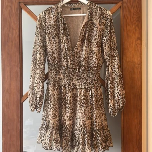 Leopardmönstrad klänning  - Leopardmönstrad klänning från Zara i storlek S, perfekta sommarklänningen! 🤎🤩