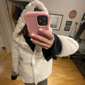 Vit pälsjacka med huva - As snygg fluff jacka som är perfekt till hösten och vintern. Säjer för att jag nyligen skaffa en annan. Jättefint skick. Är från märket ” Free/quent” storlek medium men passar mig som har s. Skriv vid intresse 