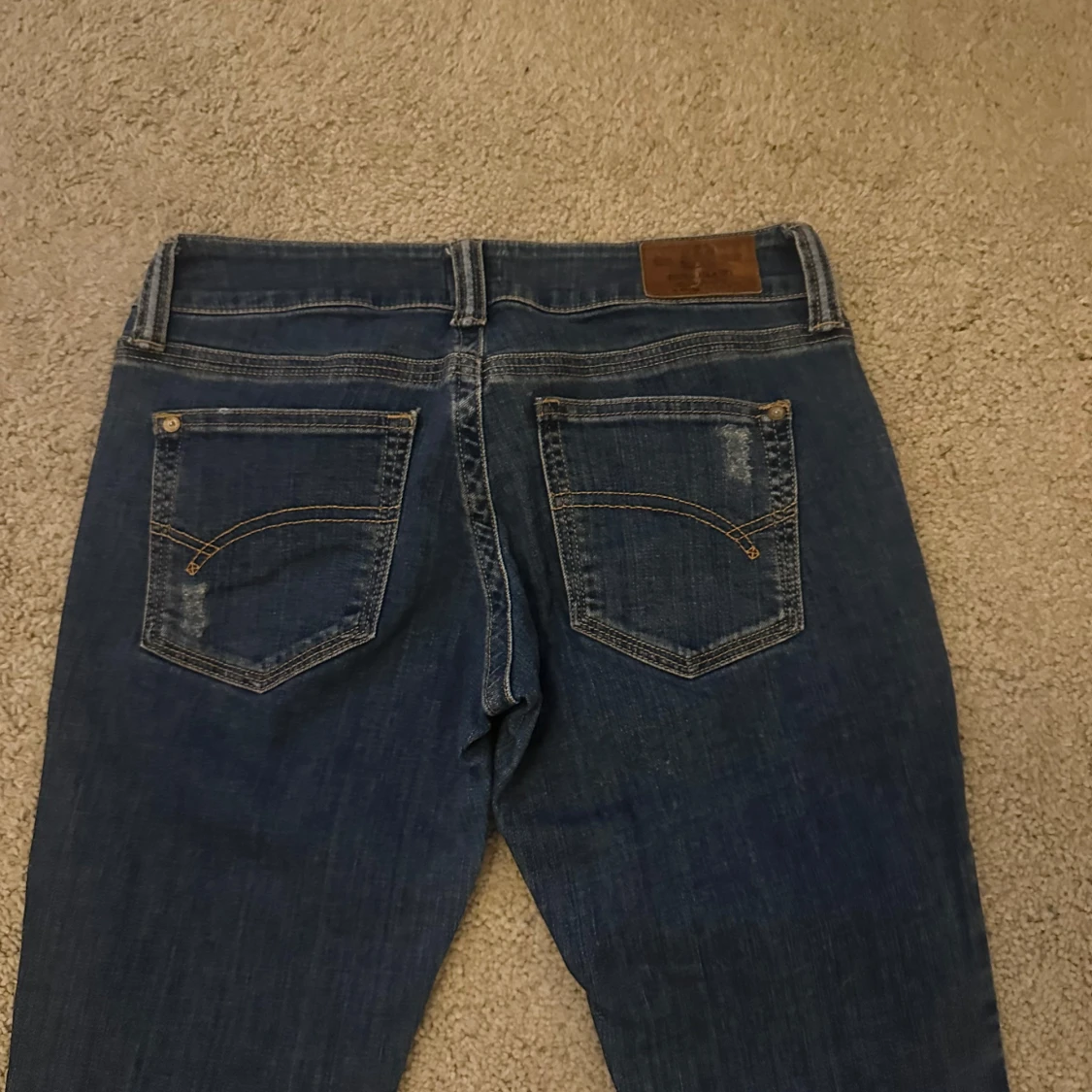 Blå  jeans med små slitningar - 1