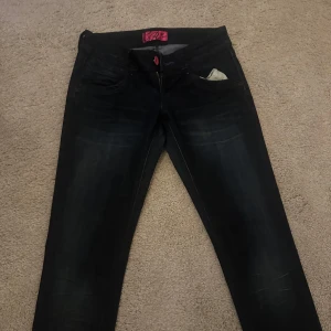 Mörk blå jeans low waist  - Lågmidjade sköna jeans jag inte får användning av💕 Jag haft de länge så vet inte vart de är köpta