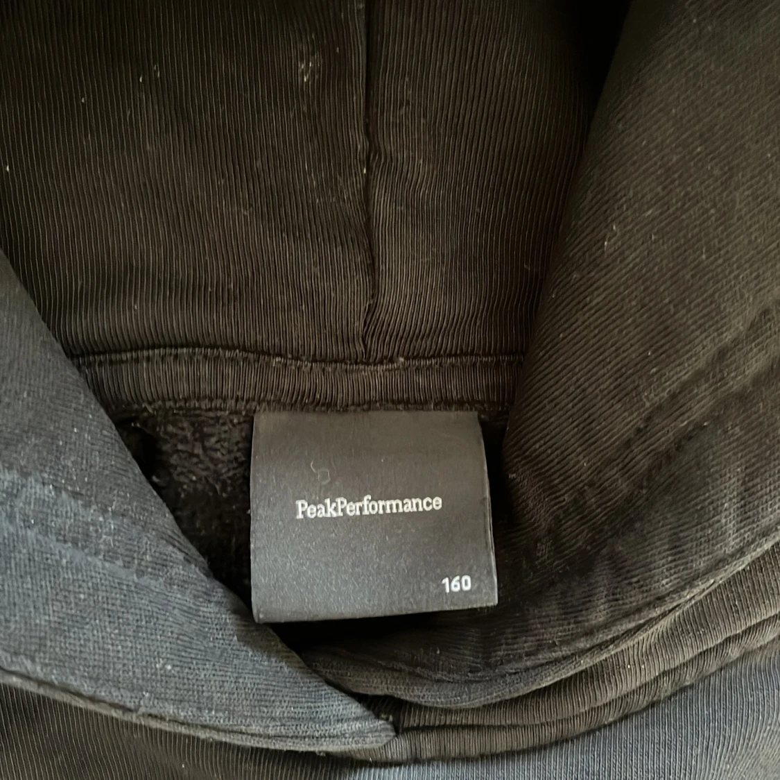 Svart hoodie från Peak Performance - 1