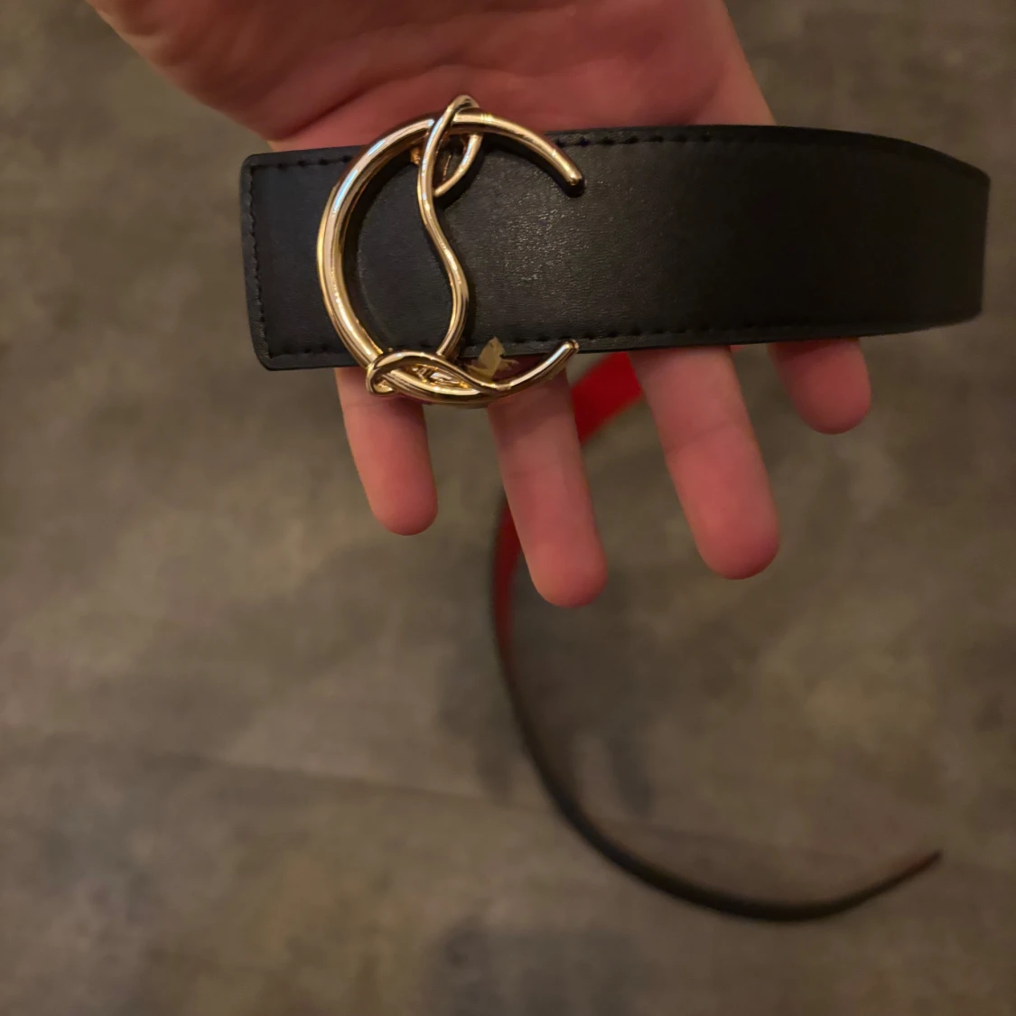 Svart bälte med guldfärgat spänne från Christian Louboutin - 3