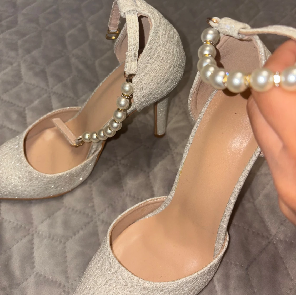 Vita pumps med pärldetalj och spetsig tå - 1