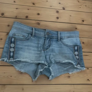 Hollister shorts med låg midja - Jag säljer nu dessa supersnygga och trendiga hollister shorts men låg midja. De har inga defekter även fast de är väl andvända. Prefekta nu till sommaren. Hör gärna av er vid funderingar❤️