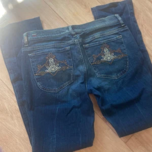 Lågmidjade diesel jeans  - Hittar inga synliga defekter  Kan finnas mindre tecken på användning men inget jag hittar  Är 160 för referens   Ytterben: ca96cm Innerben: ca 72cm Midja: ca 40cm Grenhöjd: ca 21cm