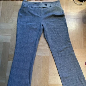 kostymbyxor - gråa utsvängda kostymbyxor, köpta på beyond retro! sitter midrise🤗