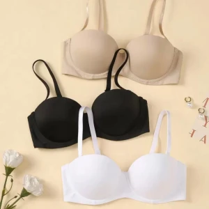 3-Pack nya push-up bhar - 3-Pack nya push-up bhar i beiget, svart och vitt i storlek 70C från SHEIN med original påsen kvar. Dom är liten i storleken! Köptes för 209kr! FÖRST TILL KVARN!