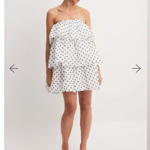 Prickig klänning - Jättesöt prickig klänning från nakd med prislaopen kvar, nypris är 600kr💕 säljer då jag köpte fel storlek 