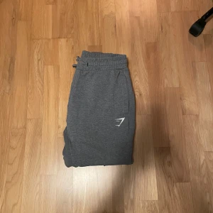 Mjukisbyxor Gymshark - Tjena, säljer nu mina gråa mjukisbyxor från Gymshark. Skriv gärna om ni har några funderingar! 