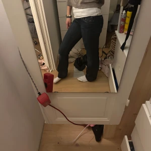 Mörkblå Levis jeans flaired/ bocout  - Jätte fina härliga Levis byxor, väldigt lågmidjade, xs men också s. Fin mörkblå färg. Utsvängda. Jätte fina och mycket bra skick på dom säljer dom då jag inte använder dom så mycket då jag har ett annat par av jeans i ungefär samma färg men som jag gillar mer. Priset kan diskuteras💗💗 skriv om ni vill ha fler bilder eller om ni har några frågor💭💗💗