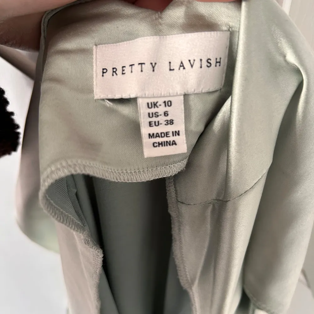 Elegant ljusgrön långklänning från Pretty Lavish i ett mjukt och glansigt material. Klänningen har en v-ringad design med knytband vid axlarna för en extra touch. Perfekt till balen💚använd en gång!. Mekot.
