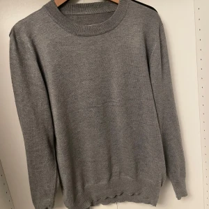 Merino tröja - Skön merino hoodie, bra passform och i bra skick. Storlek M, nobrand