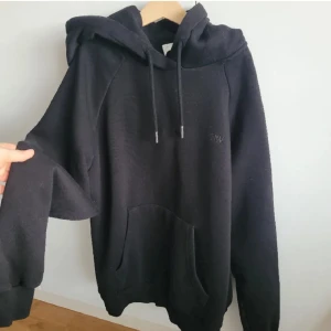 Oversized hoodie från ICIW - Svart hoodie från ICIW i storlek S, men oversized så passar mer som en M och även L. Jag brukar ha mellan XS och M och den passar med mycket utrymme. Ganska lång också, med luva och ficka, väldigt mjuk. Använd ca 2 gånger, köpt för 699.