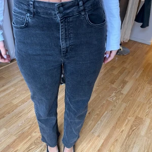 Svarta jeans med hög midja - Säljer min sambos jeans från Twist & Tango, i princip oanvända då de inte passar. Jättefint skick, storlek 30.
