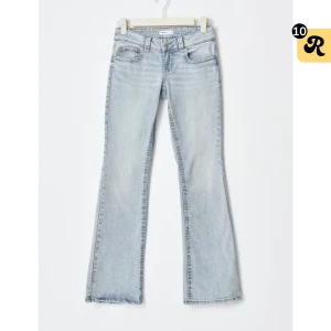 Gina tricot y2k Low bootcut jeans petite - Inga defekter alls så helt nytt skick bara att lappen inte är kvar, använda endast två gånger. Säljer då jag råkade köpa petite så de är för korta för mig så vill gärna ha sålt dom så fort som möjligt!💞originalpris 499 SEK 