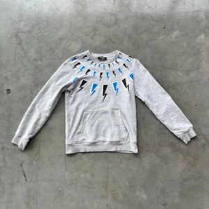 Neil Barrett tröja - Säljer denna feta Neil Barrett tröjan🔥 Den är i storlek XXS!🤩 Ny pris på denna tröja är 3500kr!💸 Vid minsta fundering kontakta mig!🎉 