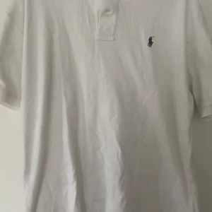 Vit rugby tröja från Ralph lauren - Vit Rugby tröja ifrån Ralph lauren i relativt nytt skick. Finns en liten fläck som knappast syns . Priset är inte hugget i sten så buda på🙂