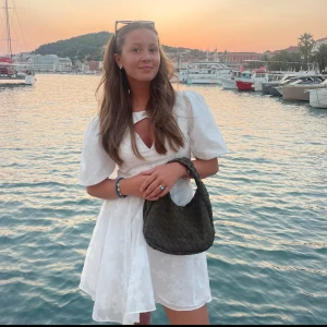 Vit klänning från By Malina - Vi fin klänning perfekt till studenten eller andra tillfällen!! Väldigt bra skick och fåtal gånger använd!! Köpt för 2499kr!!!!