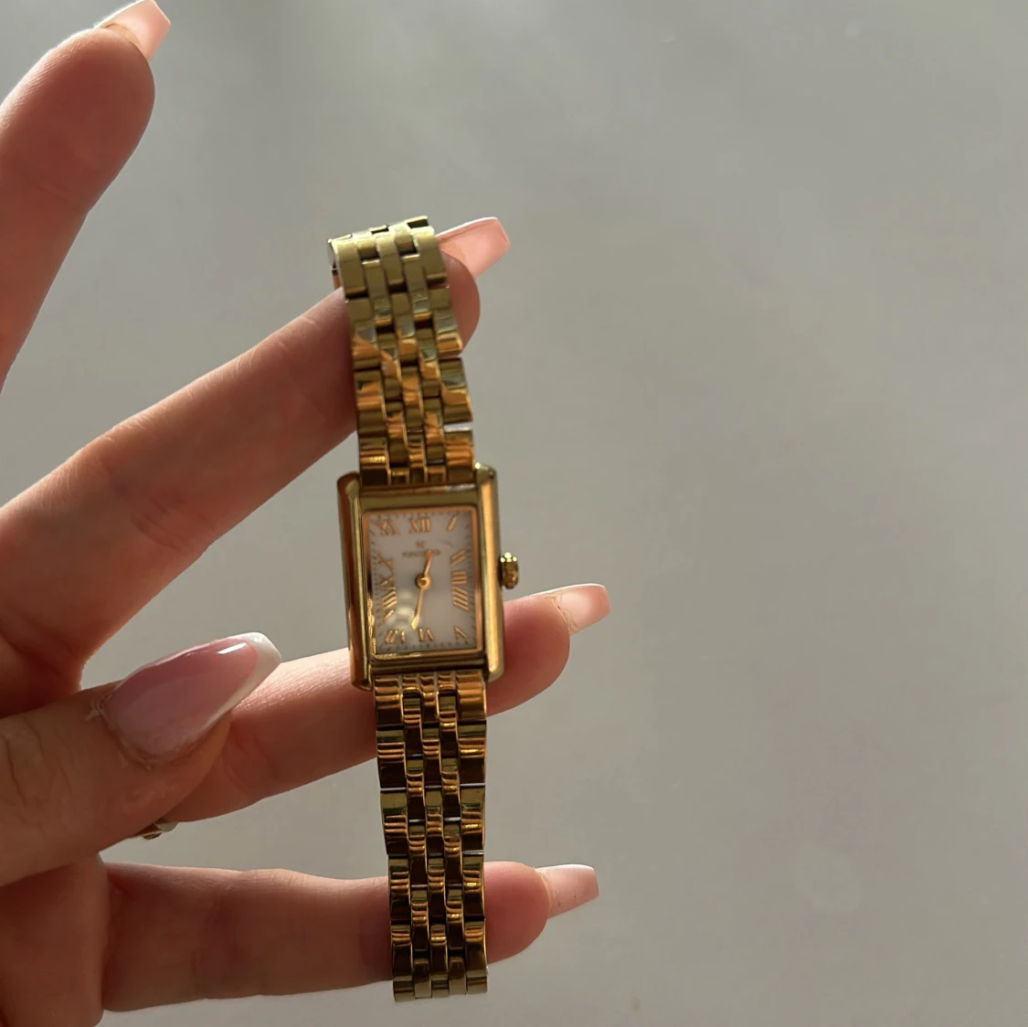 Guldfärgad klocka från mockberg