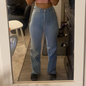 Ljusblå högmidjade jeans - Snygga byxor köpta från Nelly. Använda 1 gång 🌸