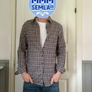 Rutig skjorta i bomull - Det Riktigt skön skjorta som dessvärre bara använts en gång, passar riktigt bra som overshirt men även som en skjorta.  Som ny i princip, passar mig som är 185cm.  Kom pm för mer bilder.