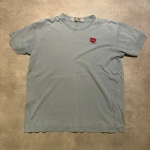 CDG t shirt  - Comme des garcons play t shirt , storlek xxl men väldigt små i storlekarna så denna fits L-M. Vid frågor kontakta mig.