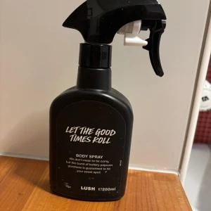 Let The Good Times Roll Body Spray från Lush - Säljer en 200 ml flaska av Lush 'Let The Good Times Roll' body spray som är som ny, endast använd 1 gång. Kallas för body spray men är mer som en långvarig parfym som räcker i flera dagar på kläderna. Den har en söt och smörig popcorn-doft. Säljer då jag har två. Nypris 365kr