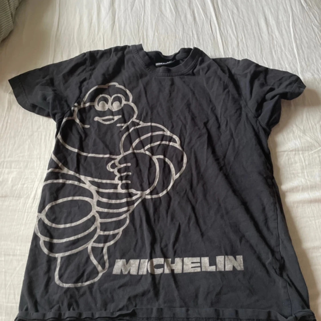 Svart t-shirt med Michelin-tryck