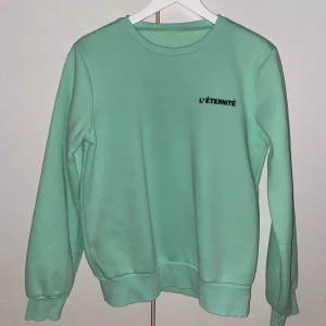 Mintgrön sweatshirt  - Snygg mintgrön sweatshirt med texten, inga defekter
