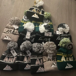 Åre mössa - Tjenare säljer några Åre mössor finns alla färger, till och med den beiga och den svarta som är helt slut i Sverige. Pris 450kr 