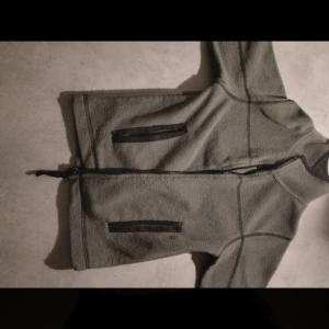 Grå fleecejacka med dragkedja. Pris kan diskuteras  - Kofta för barn med dragkedja