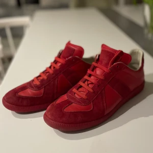 Maison Margiela skor - Tja säljer nu mina Gats från maison margiela, de är i storlek 44 och är i relativt bra skick därav priset, skriv vid minsta funderingar. Priset är naturligtvis inte hugget i sten 😉😁