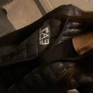 EA7 Emporio Armani väst  - Säljer denna snygga svarta dunvästen från EA7 eftersom den inte är min stil längre. Äkta såklart. Nypris 1599 kr💕