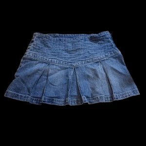 Blå jeanskjol med fickor - Säljer denna snygga jeanskjol med veckade detaljer och två bakfickor med knappar💋 Ni ser måtten på bilden 💋