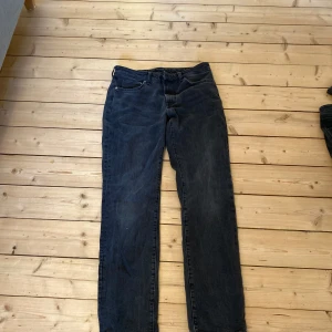 Svarta jeans - Säljes billigt! - Säljer dessa stilrena jeans till ett pris och bra skick! Vid funderingar kring pris eller fler bilder så är det bara att kontakta mig! Kolla även in min sida. Säljer kläder sjukt billigt och då har du chansen att köpa bundles… Med vänlig hälsning, 👋  