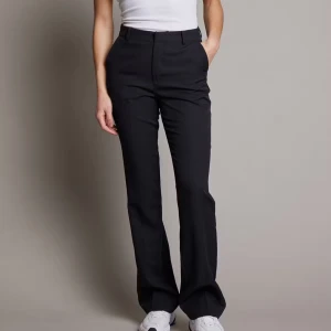 Svarta kostymbyxor - Snygga svarta kostymbyxor med medelhög midja och något utsvängda ben. Super snygga och sitter som en smäck! 